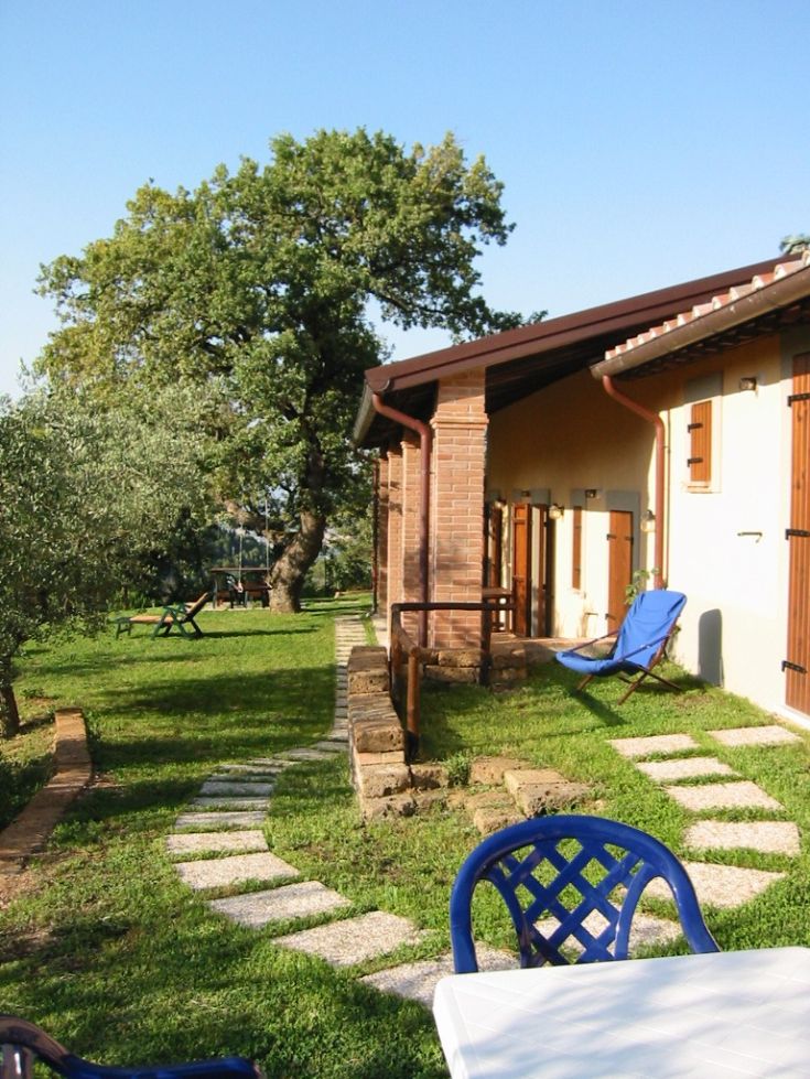 Ein einfaches Cottage, umgeben von Bäumen und Natur, ideal für eine kurze Auszeit.