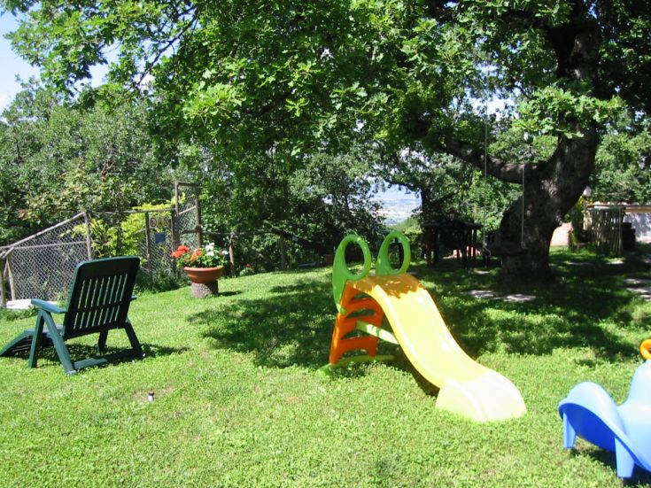 Ein gepflegter Garten mit grünen Bereichen und Spielplätzen für Kinder, ideal für Zeit im Freien.