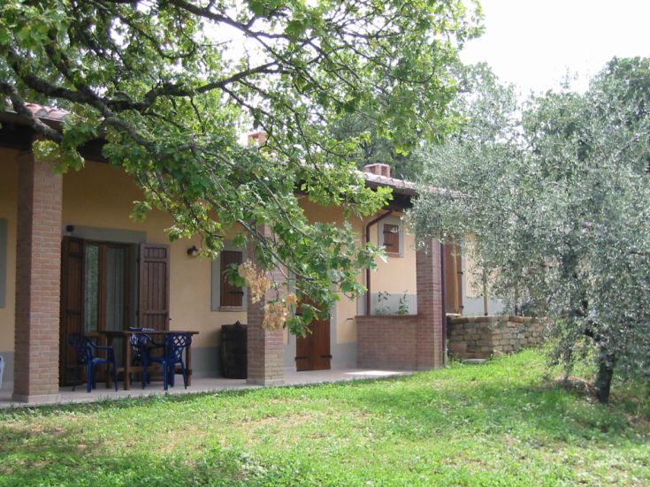 Ein Gebäude inmitten der Natur, umgeben von Bäumen, ideal für diejenigen, die Ruhe in der Natur suchen.