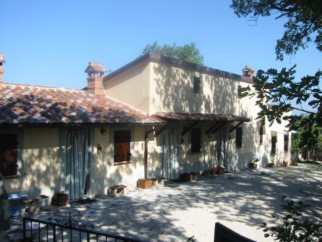 Gebäude umgeben von grünen Hügeln, perfekt zum Entspannen. Unabhängige Wohnungen für einen romantischen Kurzurlaub.