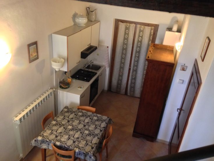 Eine einfache und einladende Küche mit einem Tisch für gemeinsame Mahlzeiten und entspannte Momente.