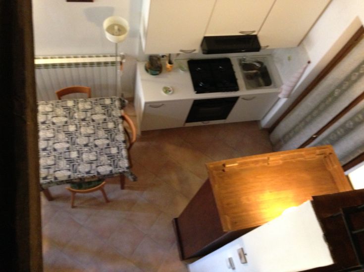 Praktische und gemütliche Küche, ideal um gesellige Momente zu teilen.