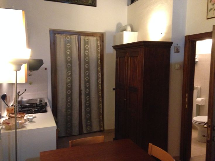 Einfache und gemütliche Küche, perfekt für entspannende und komfortable Momente.