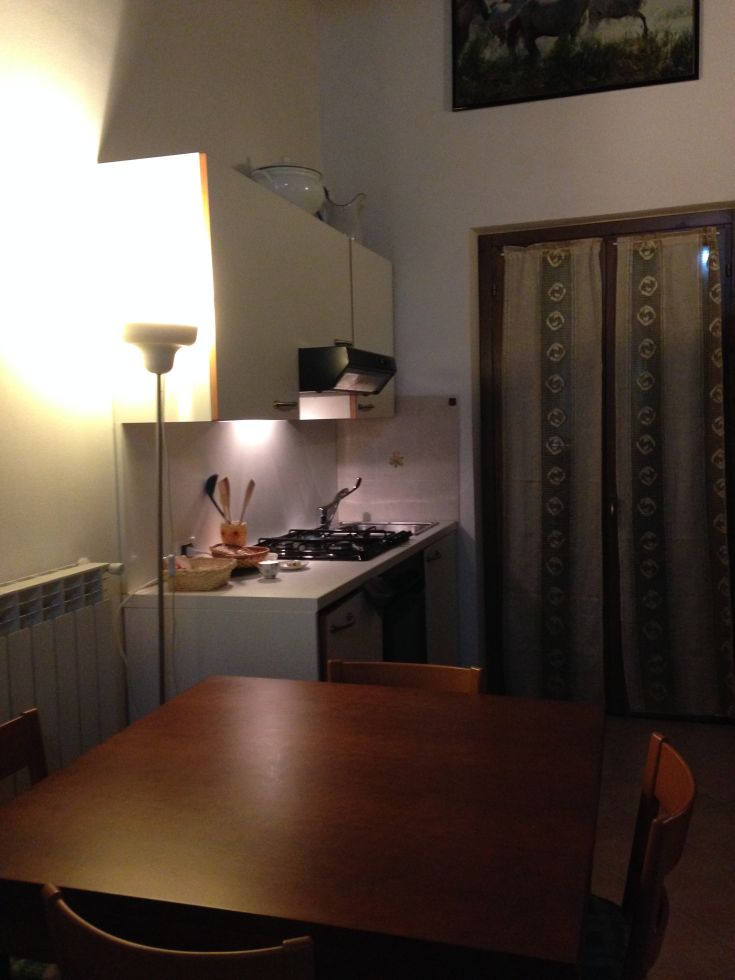 Funktionale und warme Küche, ideal für Themen wie Geselligkeit und Entspannung.