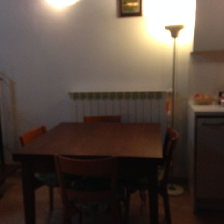 Eine entspannte und informelle Atmosphäre mit einem Tisch, der zu ruhigen gemeinsamen Momenten einlädt.