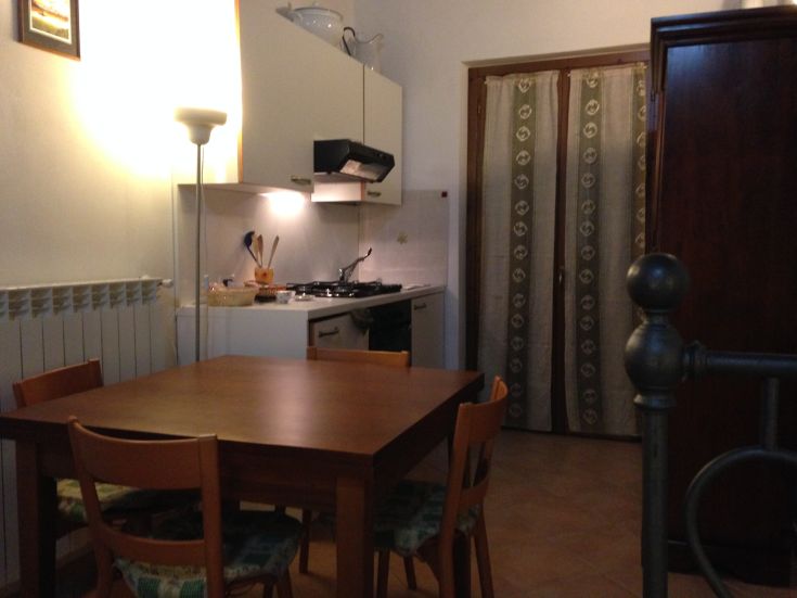 Eine schlichte und gemütliche Küche, perfekt für gesellige Momente und entspannte Mahlzeiten.