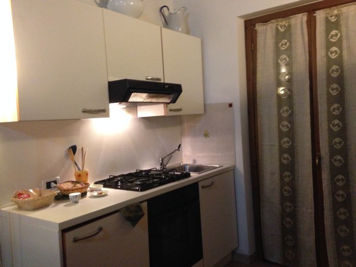 Moderne Küche mit Bereichen zum Entspannen und Geselligkeit.