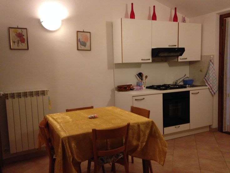 Helle und gemütliche Küche, perfekt für gemütliche und entspannende Momente.