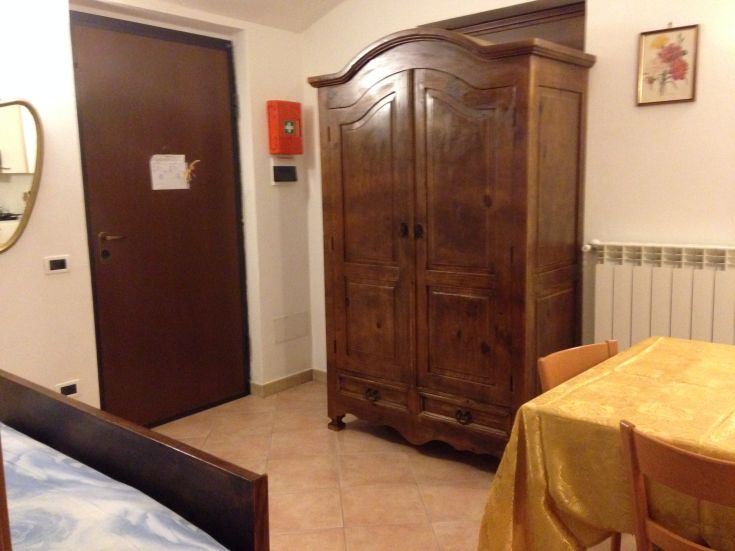 Ein gemütliches Zimmer mit Holzmöbeln, perfekt für Momente der Ruhe und Entspannung.