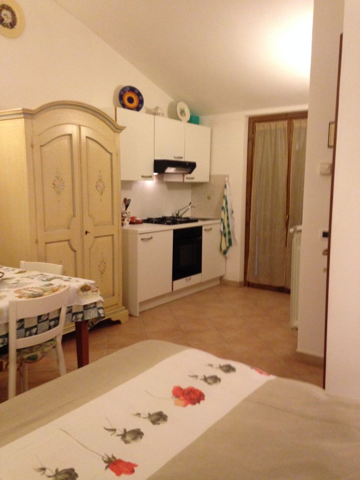 Eine schlichte und komfortable Umgebung, perfekt für Momente der Ruhe und Entspannung.