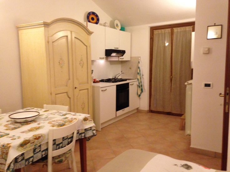 Einfache und gemütliche Küche, ideal zum Entspannen und für gesellige Momente.