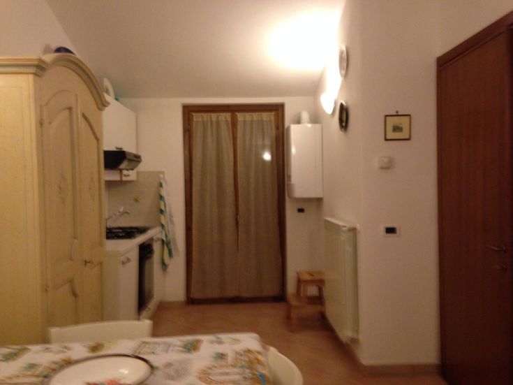 Funktionale Küche mit schlichtem Design, ideal zum Entspannen und Geselligkeit.