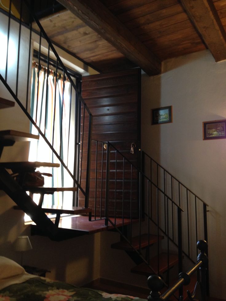 Eine ruhige Innenumgebung mit Holztreppen und hellen Fenstern, ideal für entspannende Momente.