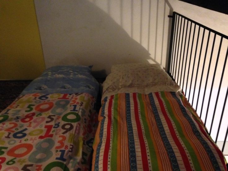 Zwei Betten mit bunten Bettwäsche in einem gemütlichen und hellen Raum.