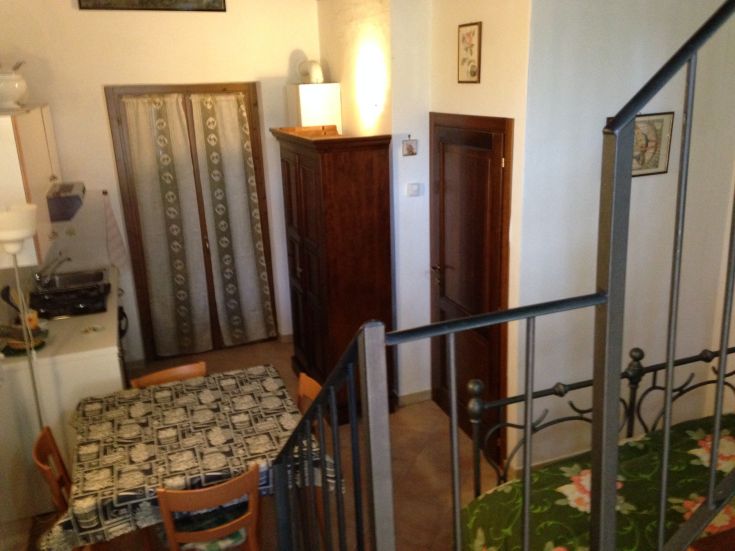 Gemütliches Apartment mit Küche und Tisch, ideal für einen ruhigen und romantischen Aufenthalt in den Hügeln.