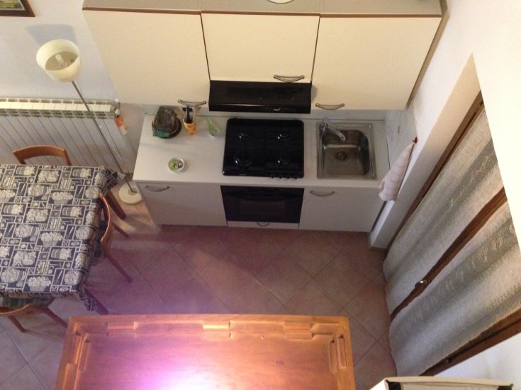 Funktionale und gut organisierte Küche, heller und gepflegter Raum für Momente der Gelassenheit.