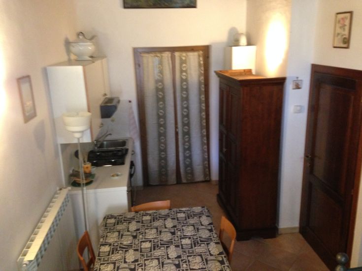 Gemütliche und einfache Küche, perfekt für entspannende und gemeinschaftliche Momente.