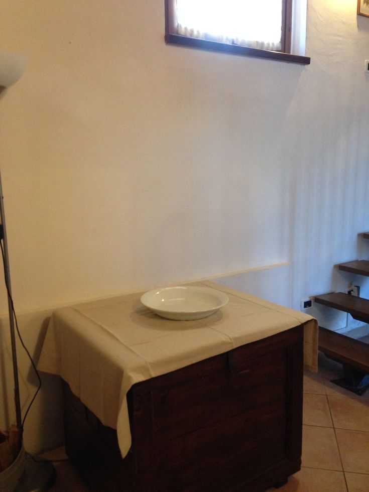 Ein Tisch aus natürlichem Holz mit einer Schüssel in einer warmen und gut beleuchteten Atmosphäre.