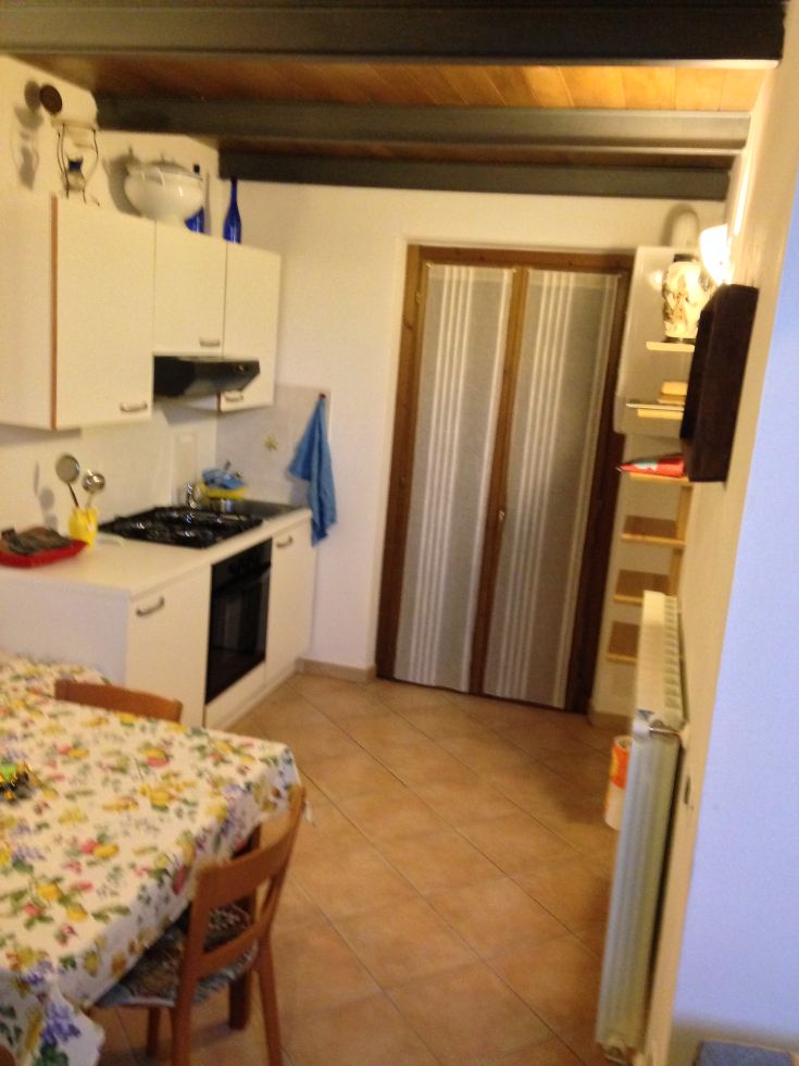 Funktionale und ordentliche Küche, ideal für angenehme Momente mit Freunden.