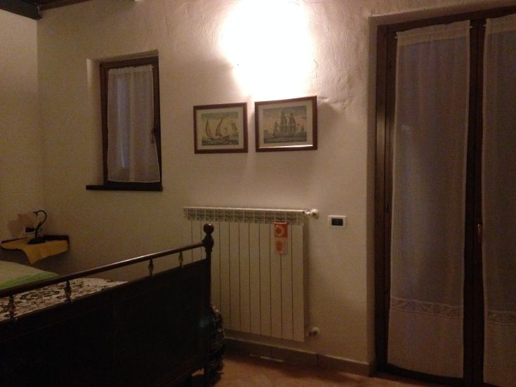 Ein aufgeräumtes und entspannendes Zimmer, dekoriert mit einfachen und gemütlichen Elementen für eine einladende Atmosphäre.