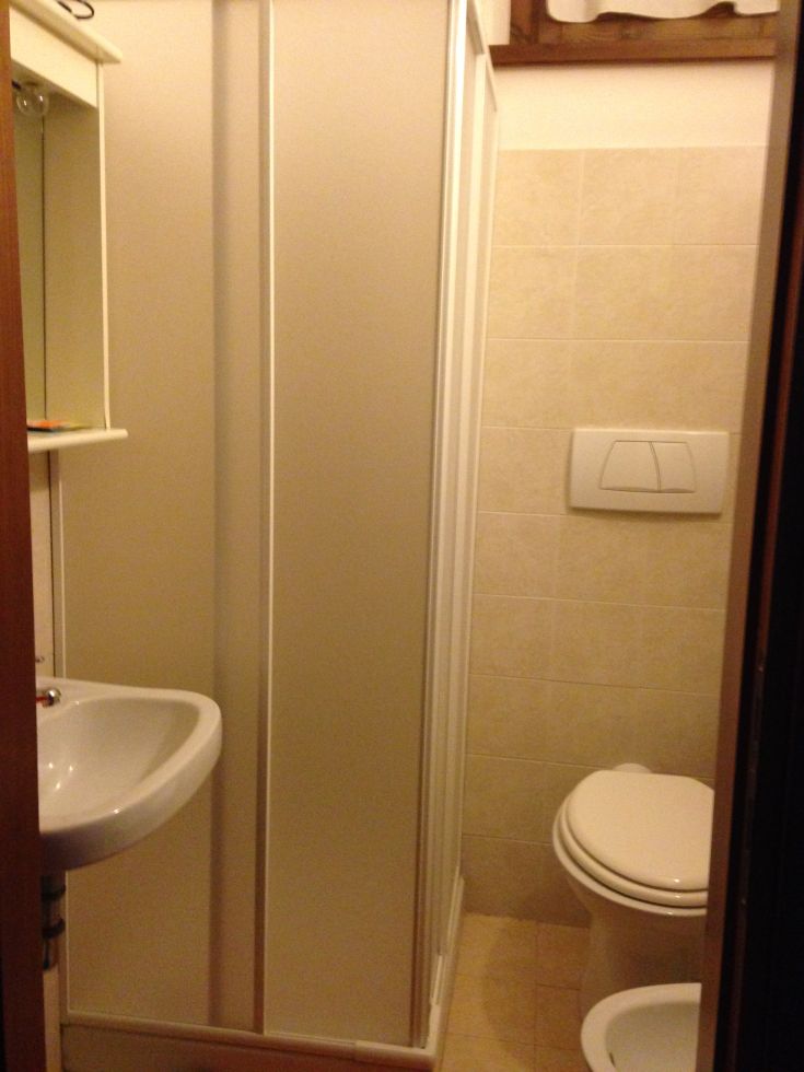 Ein gut gepflegtes und praktisches Bad mit Dusche und sanitären Einrichtungen, perfekt für eine gemütliche Atmosphäre.