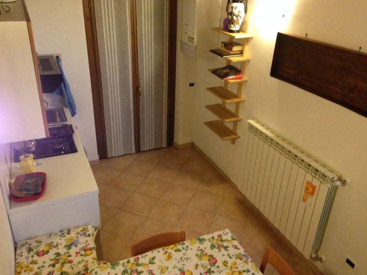 Rustikale und informelle Küche, ideal für gesellige und entspannende Momente.