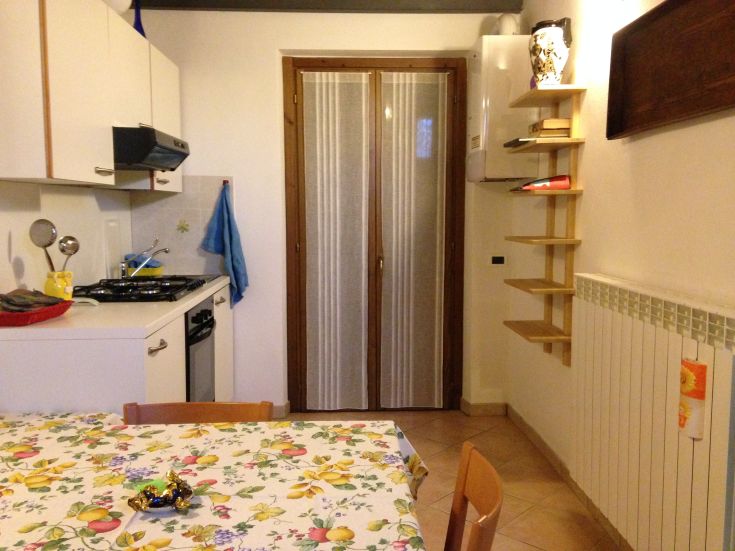 Helle und funktionale Küche, ideal für gesellige und entspannende Momente.