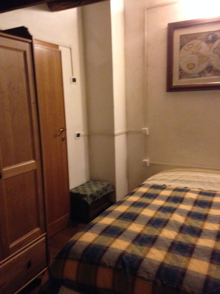 Ein ruhiges und ordentliches Zimmer, ideal für Paare, die eine friedliche Umgebung suchen.