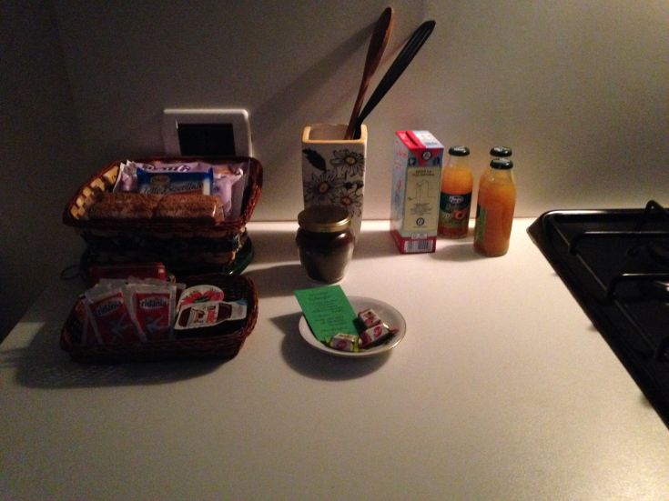 Ein ordentliches Küchenareal mit einer Auswahl an Speisen und Getränken für ein angenehmes Frühstück.