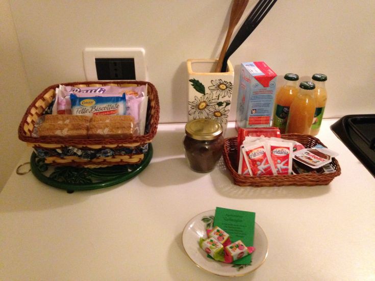 Eine gemütliche Ecke mit Süßigkeiten, Getränken und Marmelade, perfekt für ein entspanntes Frühstück.