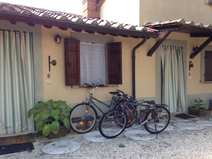 Ein ruhiger Bereich mit Fahrrädern vor einem Gebäude, perfekt für einen entspannenden Halt.