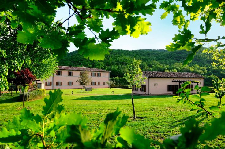 A countryside agriturismo with self-catering apartments and a pool, close to attractions.
