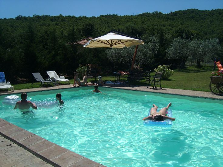 A relaxing moment by the pool, surrounded by nature with comfortable spaces. Perfect for families and friends.