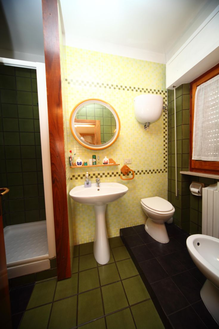 Ein komfortables Badezimmer mit bunten Fliesen und modernem Stil.