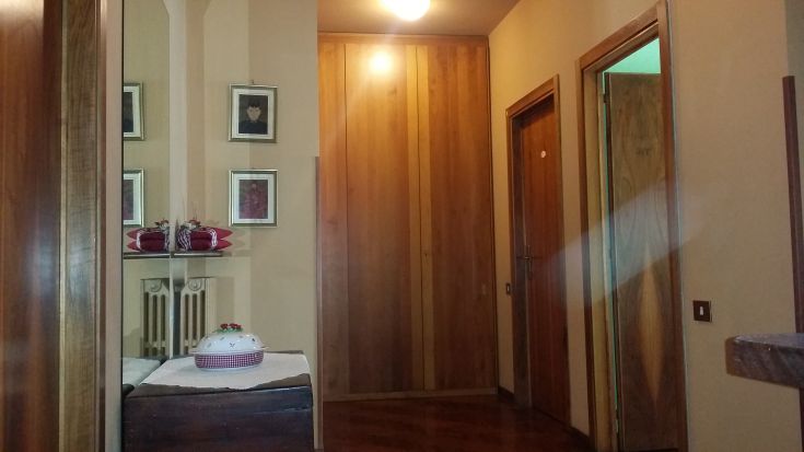 Eingang eines B&B mit einfachen Details und gepflegter Einrichtung, ohne sichtbare Kunstwerke.