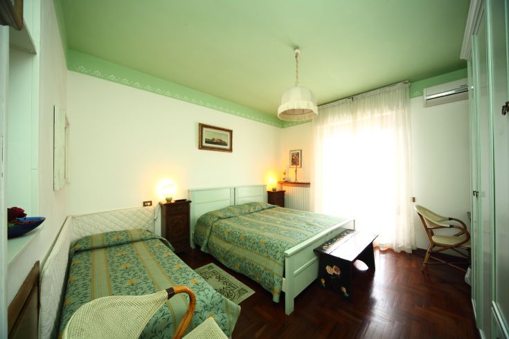 Bequemes Zimmer mit Einzel- und Doppelbetten, ideal für einen ruhigen Aufenthalt.