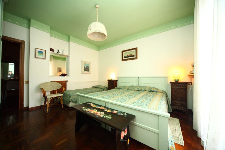 Gemütliches Zimmer in einem B&B in Umbrien, mit einfachen Möbeln und hellen Farben.
