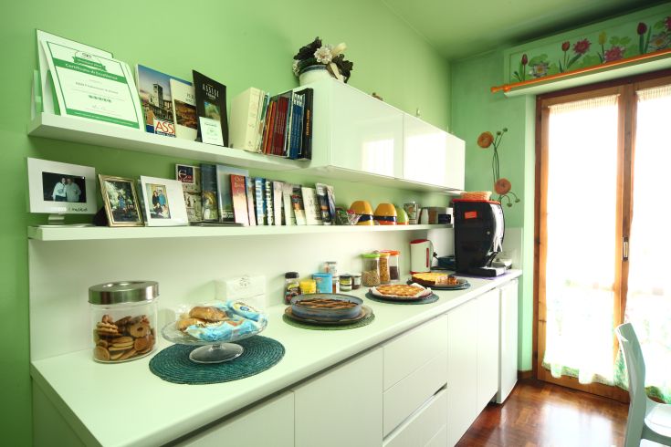 Küche des B&B, ein heller Raum mit informeller Atmosphäre und abwechslungsreichem Frühstück.
