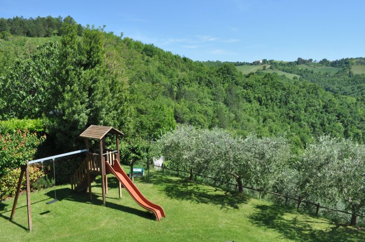 Aree esterne dedicate ai giochi, circondate da spazi verdi per momenti di relax in Umbria.