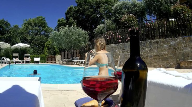 La piscina immersa nel verde è un luogo tranquillo per rilassarsi. Ideale per un momento di svago.