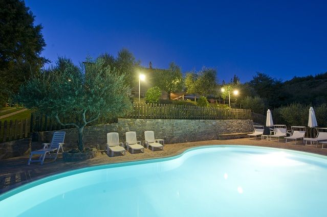 Struttura con piscina circondata da uliveti, perfetta per momenti di relax ed escursioni in Umbria.