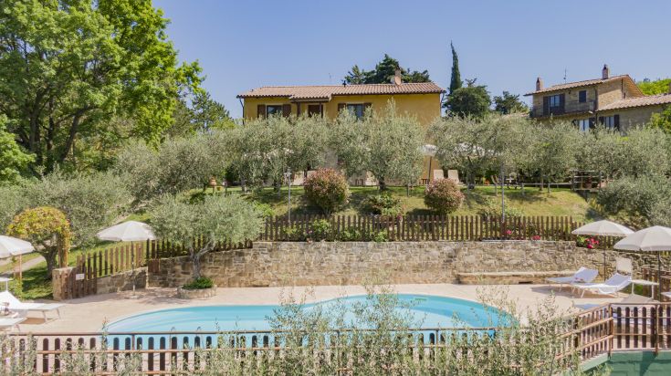 Struttura circondata dalla natura, dotata di piscina, ideale per attività all'aperto e momenti di relax.