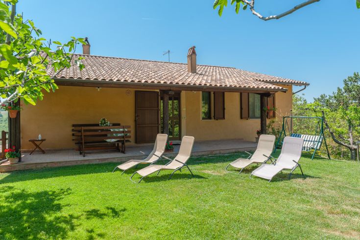 La struttura propone appartamenti semplici in un contesto naturale, adatto per momenti di tranquillità e svago all'aperto.