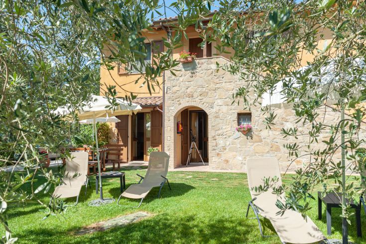 Struttura situata in un contesto naturale con appartamenti e servizi per il riposo, adatta per escursioni e attività all'aperto.