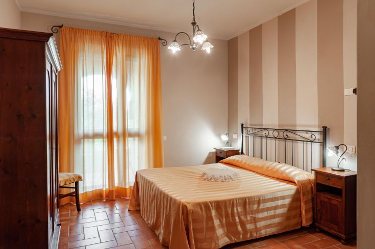 Camera dal design semplice con colori caldi, perfetta per momenti di tranquillità e relax.