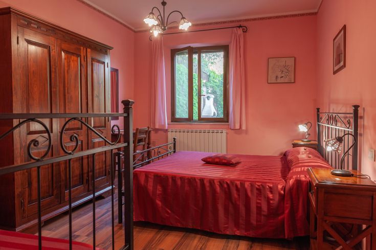 Camera semplice e confortevole, adatta per un soggiorno tranquillo in Umbria.