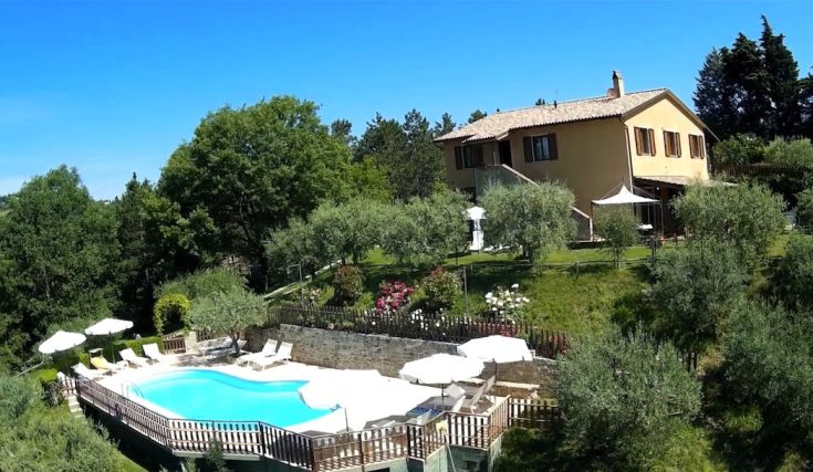 Struttura con piscina e appartamenti immersi nel verde umbro, adatta per momenti di relax e attività all'aperto.