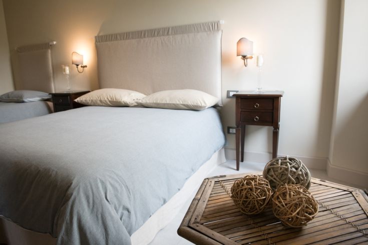 Un ambiente tranquillo con un letto semplice e elementi in legno.