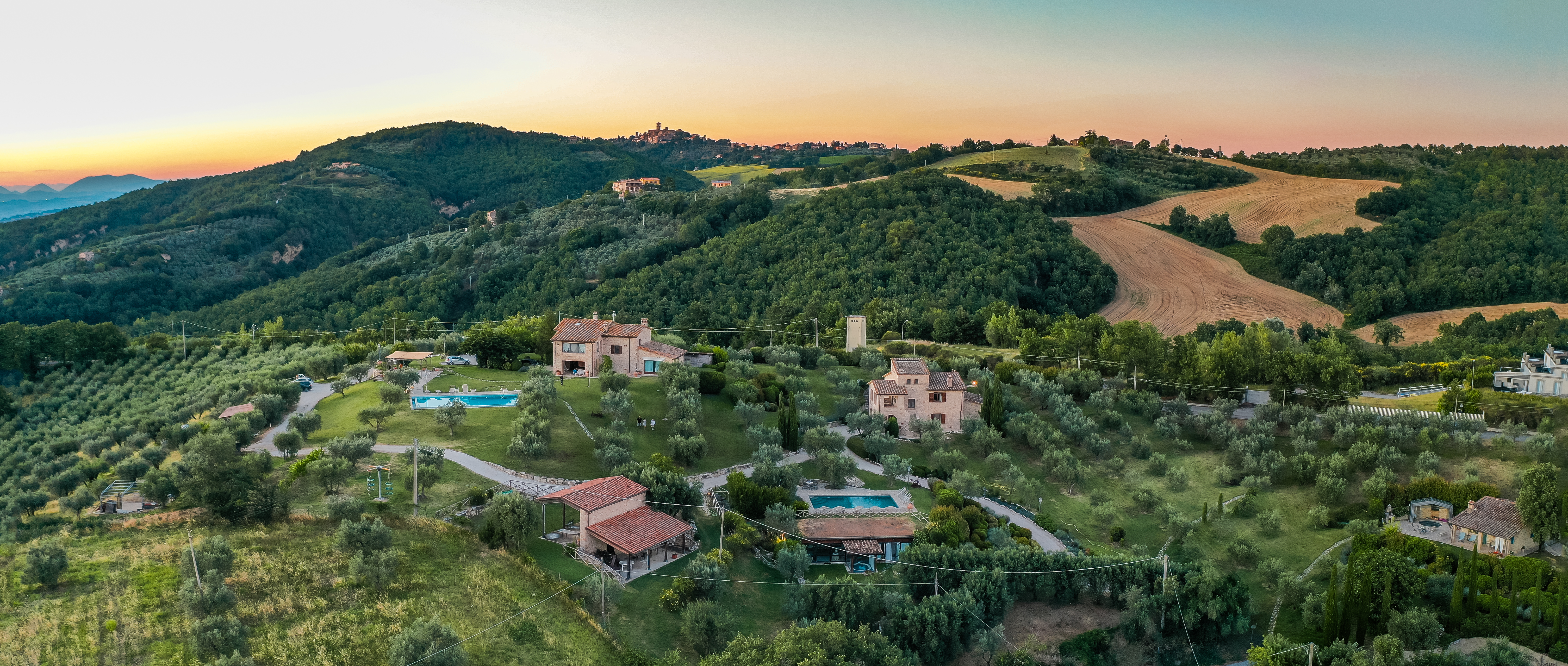 Scena dei Casali del Moraiolo, situati nella natura umbra e caratterizzati da un ambiente tranquillo.