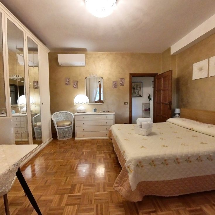 Camera accogliente del B&B con arredi semplici e illuminazione naturale.